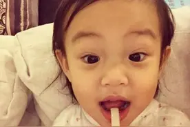 娱乐圈萌娃冲镜头傻笑，甜馨搞怪，咘咘呆萌，王诗龄笑成眯缝眼图片