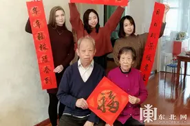 大年夜，这对外国妹子在中国家庭玩“嗨”了图片