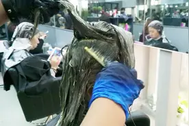 女生齐肩短发 发尾有点翘打理很麻烦 发型师建议修一修 效果不错