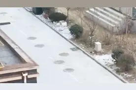 现实版跳一跳！一小区50米惊现32个井盖