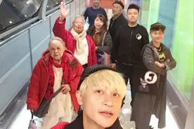 陈志朋晒出全家出游照 陈爸爸亮了视频封面