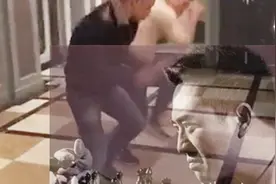 张嘉译走路经典配乐Bomba完整舞蹈，比社会摇好看一百倍视频封面