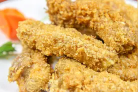 厨师长教你在家做正宗的蒜香排骨，比饭店里还酥，一盘根本不够吃