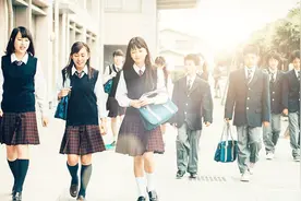日本一小学定制阿玛尼校服被批奢侈，校长：品味教育不能差钱！视频封面
