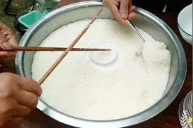 大妈秘制醪糟，经过36小时发酵，终于好了，小伙直接用水冲着喝！视频封面