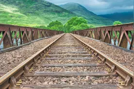 为什么高铁铁轨没有石子，普通铁轨下面铺满石块？今天总算知道了视频封面