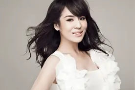 实在太美了，美女一首《雪花飘落的时候》，唱得太美，心都醉了视频封面