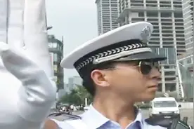 成都最帅交警亮相势不可挡迷倒全场主持人都抵挡不住拉丁舞太精彩视频封面