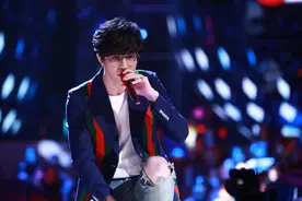 江苏卫视送情人节惊喜！ 全勤奖艺人薛之谦一曲《骆驼》迎新春图片