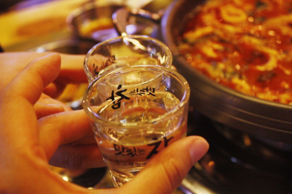 鏄ヨ妭鏈嶈嵂鑾椽鏉細閰掔簿鍜岃嵂鐗╀笉寰椾笉璇寸殑閭ｇ偣浜? onerror=