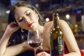 女人酒后想老公，自编一首《飘雪》唱哭多少有情人！