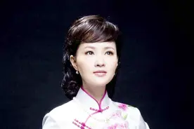 雷佳一身军装美翻了，不愧是军中百灵视频封面