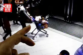 两男子捡到手机见红包有钱 带着老婆疯狂购年货视频封面