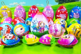 一大堆奇趣蛋拆封回力汽车拼装乐迪拼装三轮车新奇玩具视频封面