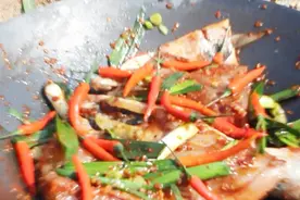 野外清蒸大头鱼，味道香辣可口。