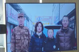 泪奔！多少年的全家福，为什么总有少一个人……视频封面