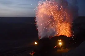 夜晚会喷火的蒸汽机车，位置新疆三道岭，司机还把馒头放在锅炉里