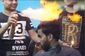 印度的美发总监，用火烧出炫酷发型，客人很满意，洗剪吹弱爆了视频封面