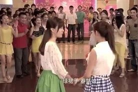 女同学以为小子向自己表白，没想到是向闺蜜表白，这下子尴尬了