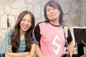 50岁伍佰近照，隐婚15年妻子长这样，座驾80万GT跑车视频封面