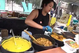 外国美女自己摆摊卖好吃的美食视频封面