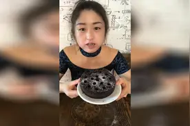 美女做蜂窝煤蛋糕就是这么的可爱，你会做吗？视频封面