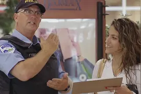 【恶搞】警察叔叔童心未泯，开开心心抱婴儿，却被吐一脸视频封面