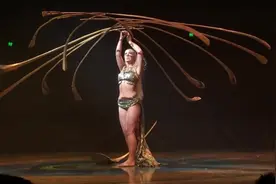 欧洲杂技美女，演绎别样杂技，全场悬着心！视频封面