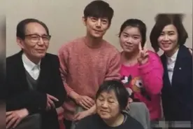 何炅全家福照罕见流出，原来何爸爸也是超级大BOSS啊视频封面