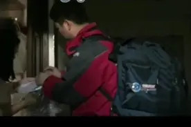 京东创始人刘强东亲自送快递，大方到找零钱都不要居然没人认出他视频封面