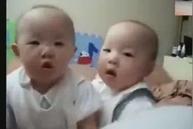 两个宝宝玩亲亲，妈妈越叫越得意的亲，真是可爱死了！视频封面