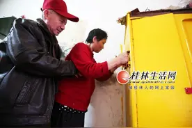 妻瘫痪女儿有精神疾病 男子10多年不离不弃图片