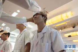 广州卫生职业技术学院16男生戴上护士帽图片