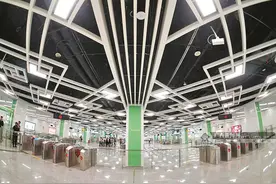 探访南宁地铁1号线站点：持市民卡可刷卡进站乘车图片