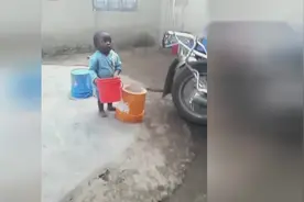 2岁非洲小孩遇上一个中国爸爸，有了一个不一样的童年视频封面