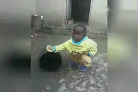 2岁非洲熊孩子小费里，被妈妈狠揍后在家里发飙！视频封面