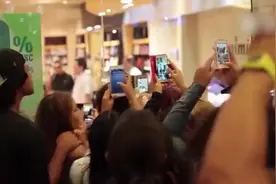 外国妹子假扮贾斯汀比伯在商场逛，结果场面失控，人气太旺了吧视频封面