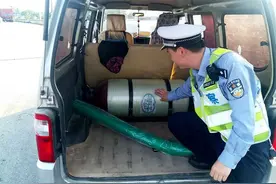 山西高速一支队二大队查获一起面包车私自“油改气”违法行为图片