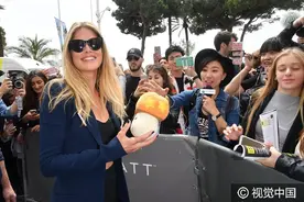 模特杜晨科洛斯抹胸背心秀小蛮腰现身 与粉丝大玩自拍狂送飞吻图片
