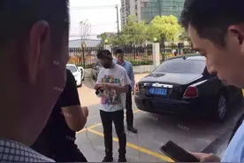 王思聪再买劳斯莱斯，带着美女和司机就去了图片