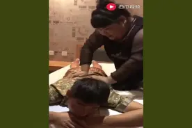 胖妞在商场地上撒泼打滚，太逗了，结果笑喷了！视频封面