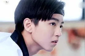 快乐tf家族 TFBOY王俊凯《骄傲的少年》高能少年团主题曲 歌词版视频封面