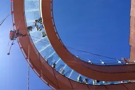 美国清洁工1200米悬空擦大峡谷玻璃天桥（组图)图片