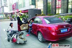 路边停车开门请多留神图片