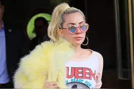 Gaga戴心形墨镜少女心爆棚 热裤搭皮草玩转混搭“土豪”十足图片