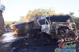 320国道横峰路段三车追尾油罐车着火 幸无人员伤亡图片