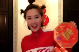 恭喜恭喜中国年佳佳携家人给大家拜年啦祝豆芽们新年快乐，万事顺心，阖家幸福，感谢大家陪伴，明年我们顺顺顺