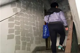 小区去除小广告 只能先刷黑漆？图片