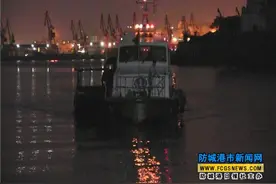 出海钓鱿鱼又遇险 13人因鱼排发动机坏被困海上图片