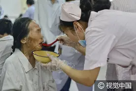 揭秘精神病院护士：给病人喂饭擦屎尿，受攻击被咬伤图片